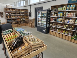 Prodejní regály v zahradním centru od firmy JPL SKYWANDER